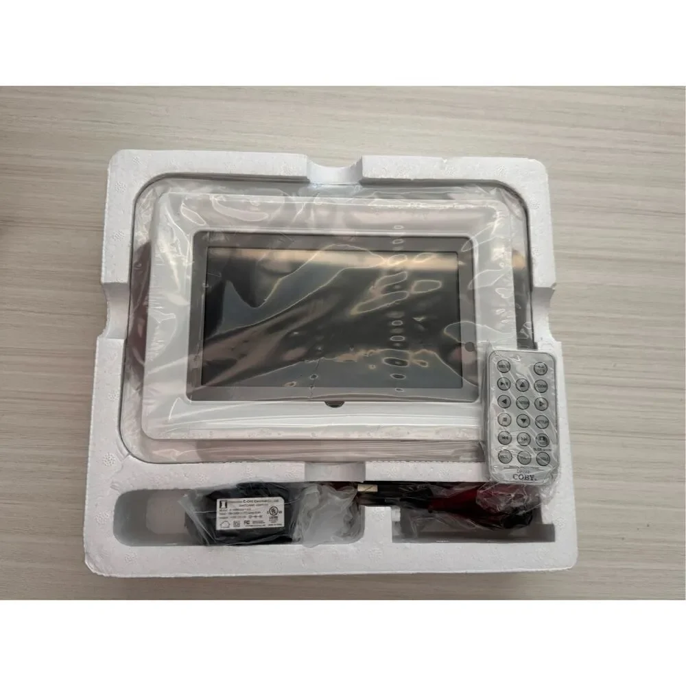 COBY 7 WIDESCREEN DIGITAL PHOTO FRAME with MP3 PLAYER